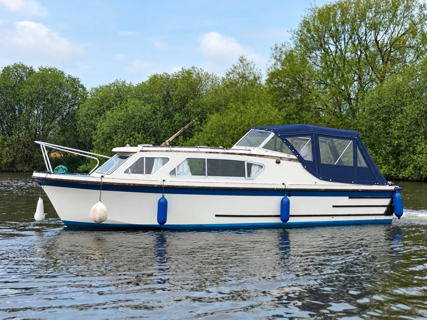 Seamaster 27 river cruiser with navy blue acrylic cockpit canopy